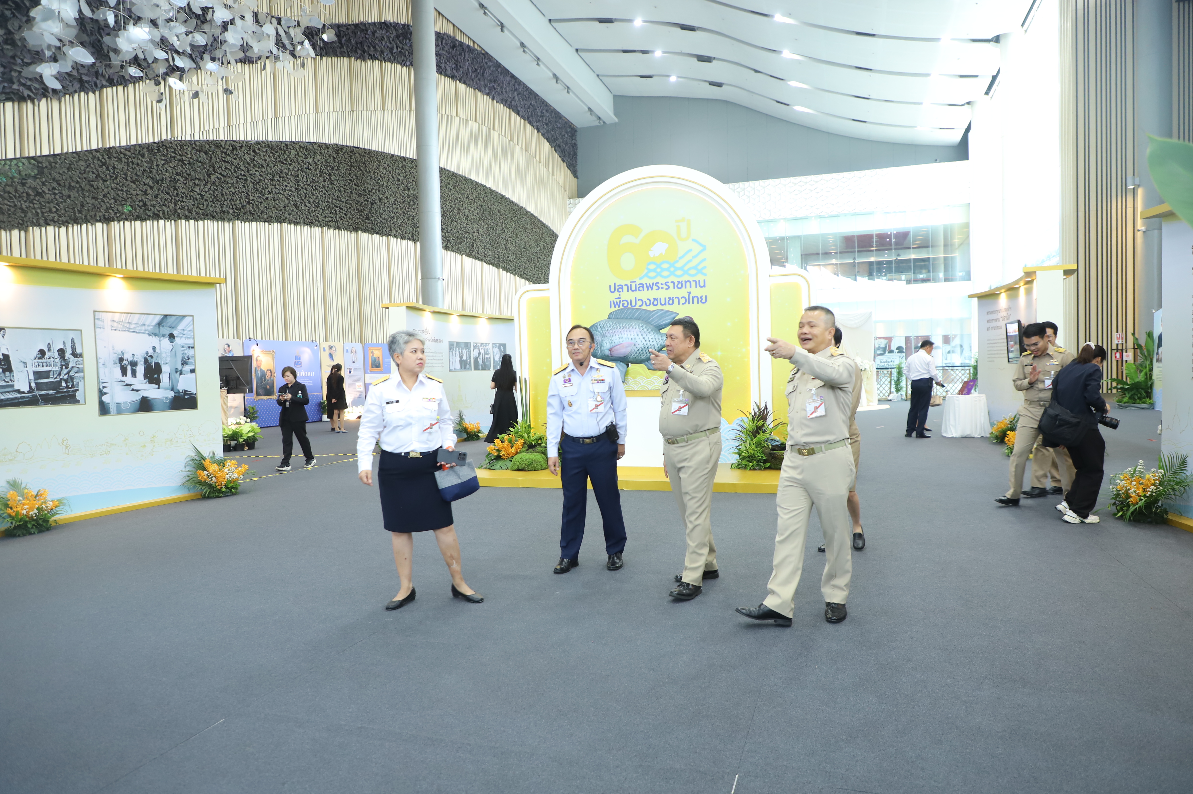 title - เลขาฯ ส.ป.ก. เฝ้ารับเสด็จ สมเด็จพระกนิษฐาธิราชเจ้า กรมสมเด็จพระเทพรัตนราชสุดาฯ สยามบรมราชกุมารี ทรงเป็นองค์ประธานเปิดงาน 60 ปี ปลานิลพระราชทาน เพื่อปวงชนชาวไทย